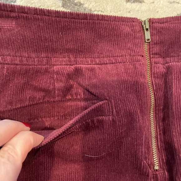 Loft corduroy skirt, burgundy colored with working pockets. - Picture 5 of 8